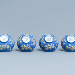 Vier Chinese kommen met floraal decor op blauwe fondkleur, Yongzheng merk, Republek — foto 6