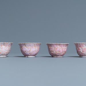 Vier Chinese lotusvormige famille rose koppen en schotels met eekhoorns, Yongzheng — foto 7
