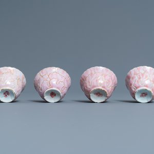 Vier Chinese lotusvormige famille rose koppen en schotels met eekhoorns, Yongzheng — foto 9