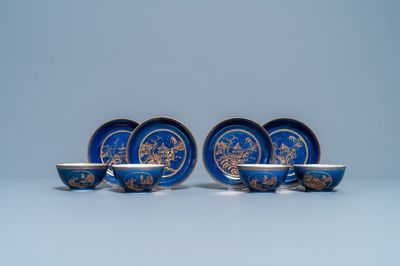 Vier Chinese monochrome blauwe koppen en schotels met verguld landschapsdecor, Qianlong