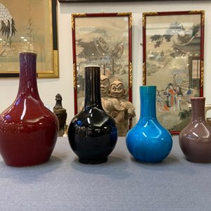 Vier Chinese monochrome flesvormige vazen, Kangxi en 19e eeuw — foto 10