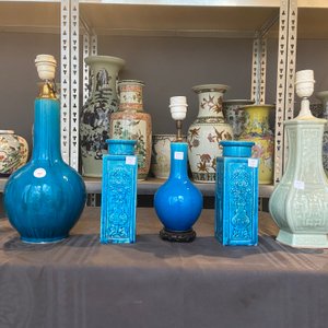 Vier Chinese monochrome turquoise vazen en een celadon vaas, 19/20e eeuw — foto 11