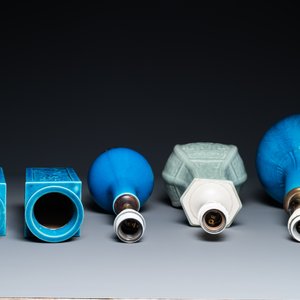 Vier Chinese monochrome turquoise vazen en een celadon vaas, 19/20e eeuw — foto 6