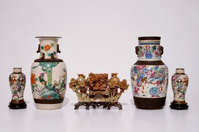 Vier Chinese Nanking famille rose en verte vazen en een zeepstenen sigarettenhouder, 19/20e eeuw