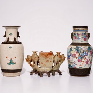 Vier Chinese Nanking famille rose en verte vazen en een zeepstenen sigarettenhouder, 19/20e eeuw — foto 3