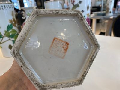 Vier Chinese qianjiang cai hoedensteunen en een vaas, 19/20e eeuw — foto 7