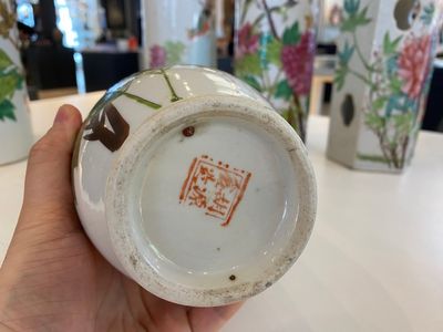 Vier Chinese qianjiang cai hoedensteunen en een vaas, 19/20e eeuw — foto 9