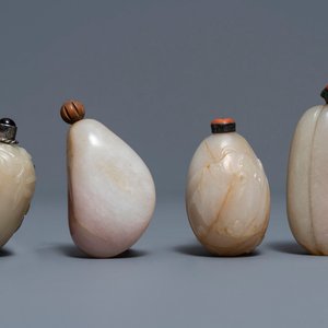 Vier Chinese roestkleurige jade snuifflessen, 19/20e eeuw — foto 1