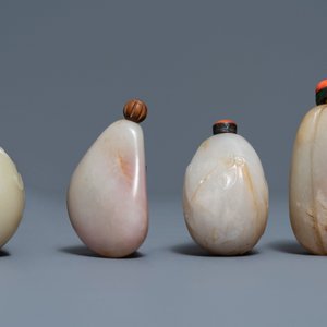 Vier Chinese roestkleurige jade snuifflessen, 19/20e eeuw — foto 2