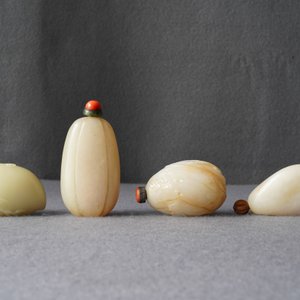 Vier Chinese roestkleurige jade snuifflessen, 19/20e eeuw — foto 6
