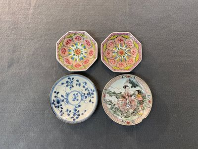 Vier Chinese schotels en drie koppen in blauw-wit, doucai en famille rose porselein, Kangxi en later — foto 1