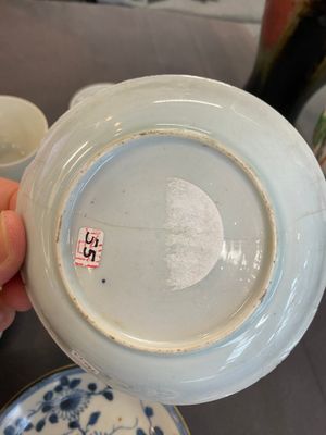 Vier Chinese schotels en drie koppen in blauw-wit, doucai en famille rose porselein, Kangxi en later — foto 14