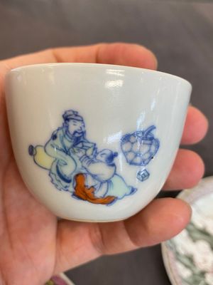 Vier Chinese schotels en drie koppen in blauw-wit, doucai en famille rose porselein, Kangxi en later — foto 15
