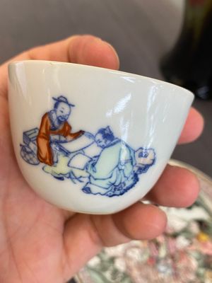 Vier Chinese schotels en drie koppen in blauw-wit, doucai en famille rose porselein, Kangxi en later — foto 17