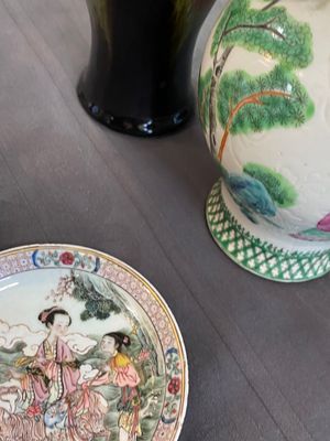 Vier Chinese schotels en drie koppen in blauw-wit, doucai en famille rose porselein, Kangxi en later — foto 19