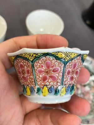 Vier Chinese schotels en drie koppen in blauw-wit, doucai en famille rose porselein, Kangxi en later — foto 21