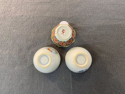 Vier Chinese schotels en drie koppen in blauw-wit, doucai en famille rose porselein, Kangxi en later — foto 4