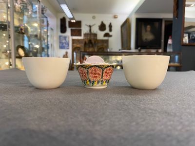 Vier Chinese schotels en drie koppen in blauw-wit, doucai en famille rose porselein, Kangxi en later — foto 6