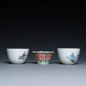 Vier Chinese schotels en drie koppen in blauw-wit, doucai en famille rose porselein, Kangxi en later — foto 7