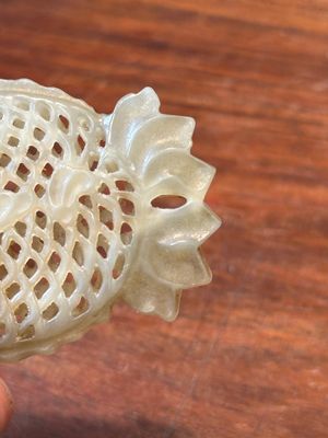 Vier Chinese snijwerken in witte, celadon en roodbruine jade, Qing — foto 11