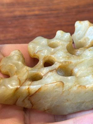Vier Chinese snijwerken in witte, celadon en roodbruine jade, Qing — foto 19