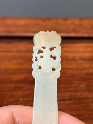 Vier Chinese snijwerken in witte, celadon en roodbruine jade, Qing — foto 4
