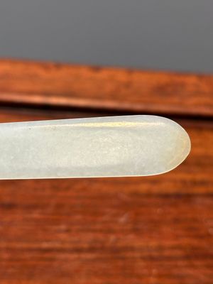 Vier Chinese snijwerken in witte, celadon en roodbruine jade, Qing — foto 5