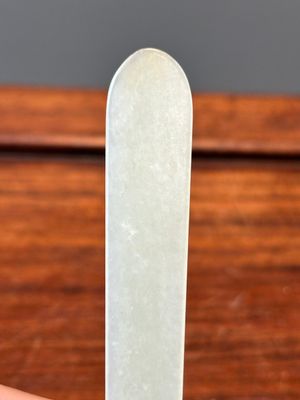 Vier Chinese snijwerken in witte, celadon en roodbruine jade, Qing — foto 7