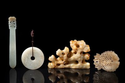 Vier Chinese snijwerken in witte, celadon en roodbruine jade, Qing