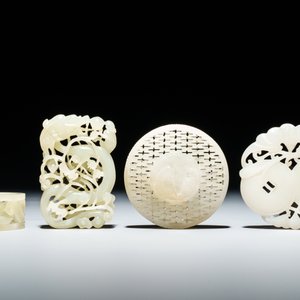 Vier Chinese snijwerken in witte en celadon groene jade, 19/20e eeuw — foto 2