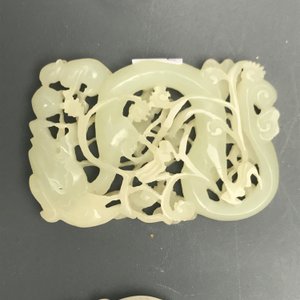Vier Chinese snijwerken in witte en celadon groene jade, 19/20e eeuw — foto 7