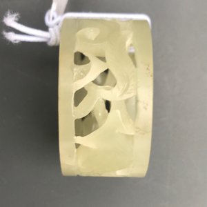 Vier Chinese snijwerken in witte en celadon groene jade, 19/20e eeuw — foto 9
