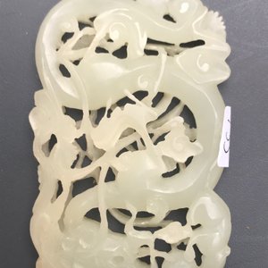 Vier Chinese snijwerken in witte en celadon groene jade, 19/20e eeuw — foto 10