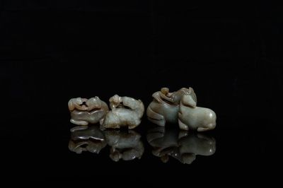 Vier Chinese snijwerken met paarden en apen in celadon en roestkleurige jade, 19e eeuw