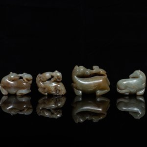 Vier Chinese snijwerken met paarden en apen in celadon en roestkleurige jade, 19e eeuw — foto 5