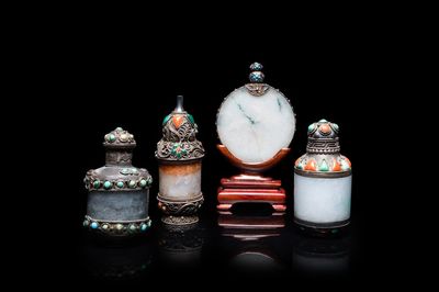 Vier Chinese snuifflessen in jade met ingelegde zilveren monturen, 19/20e eeuw