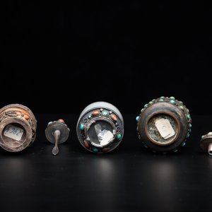 Vier Chinese snuifflessen in jade met ingelegde zilveren monturen, 19/20e eeuw — foto 8