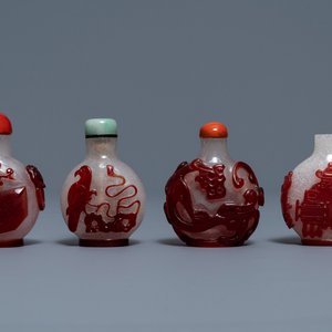 Vier Chinese snuifflessen in meerlagig rood en snowflake glas, 18/20e eeuw — foto 1