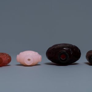 Vier Chinese snuifflessen in rood en roze glas, 19/20e eeuw — foto 3