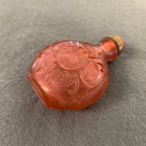 Vier Chinese snuifflessen in rood en roze glas, 19/20e eeuw — foto 7
