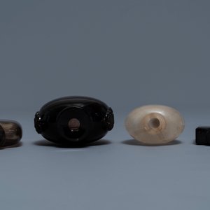 Vier Chinese snuifflessen in rookkwarts en simulerend glas, 18/19e eeuw — foto 3