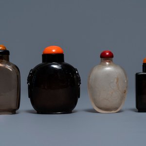 Vier Chinese snuifflessen in rookkwarts en simulerend glas, 18/19e eeuw — foto 1