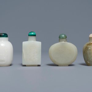 Vier Chinese snuifflessen in witte en celadon jade, 19/20e eeuw — foto 1