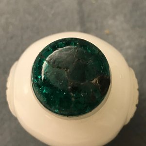 Vier Chinese snuifflessen in witte en celadon jade, 19/20e eeuw — foto 9