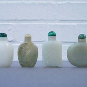 Vier Chinese snuifflessen in witte en celadon jade, 19/20e eeuw — foto 5