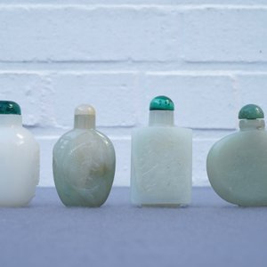 Vier Chinese snuifflessen in witte en celadon jade, 19/20e eeuw — foto 6