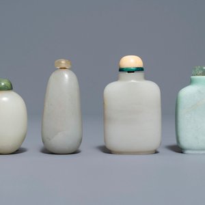 Vier Chinese snuifflessen in witte en celadon jade, 19/20e eeuw — foto 1