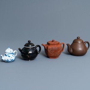 Vier Chinese theepotten in Yixing steengoed, blauw-wit en monochroom zwart porselein, Kangxi en later — foto 1