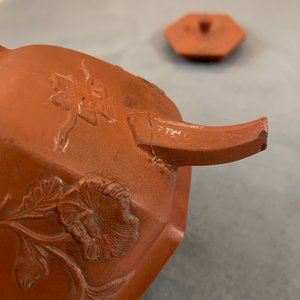 Vier Chinese theepotten in Yixing steengoed, blauw-wit en monochroom zwart porselein, Kangxi en later — foto 11