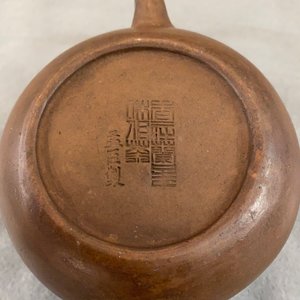 Vier Chinese theepotten in Yixing steengoed, blauw-wit en monochroom zwart porselein, Kangxi en later — foto 21